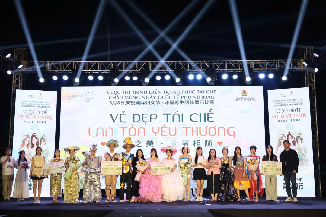 Ban Tổ chức trao giải cho các đội thi. Ảnh: Quyết Chiến