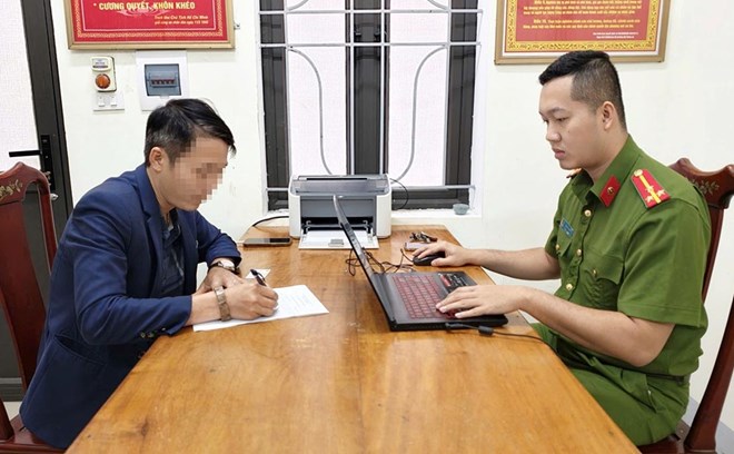 Công an làm việc với người đàn ông dừng ôtô giữa đường đánh người đi xe máy