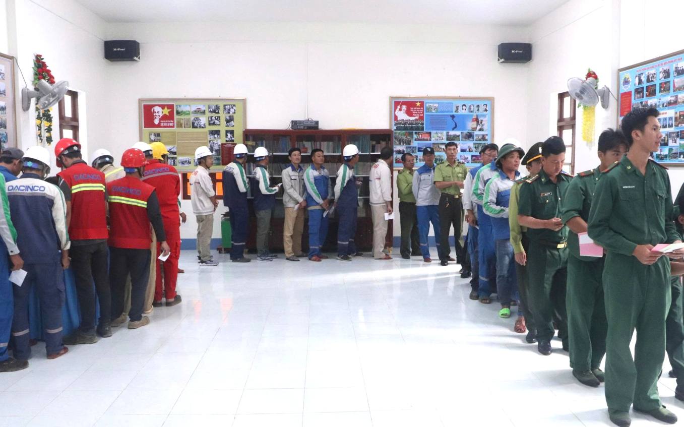 Cử tri trên cụm đảo Hòn  Khoai, Cà Mau thực hiện quyền bầu cử. Ảnh: Nhật Hồ.