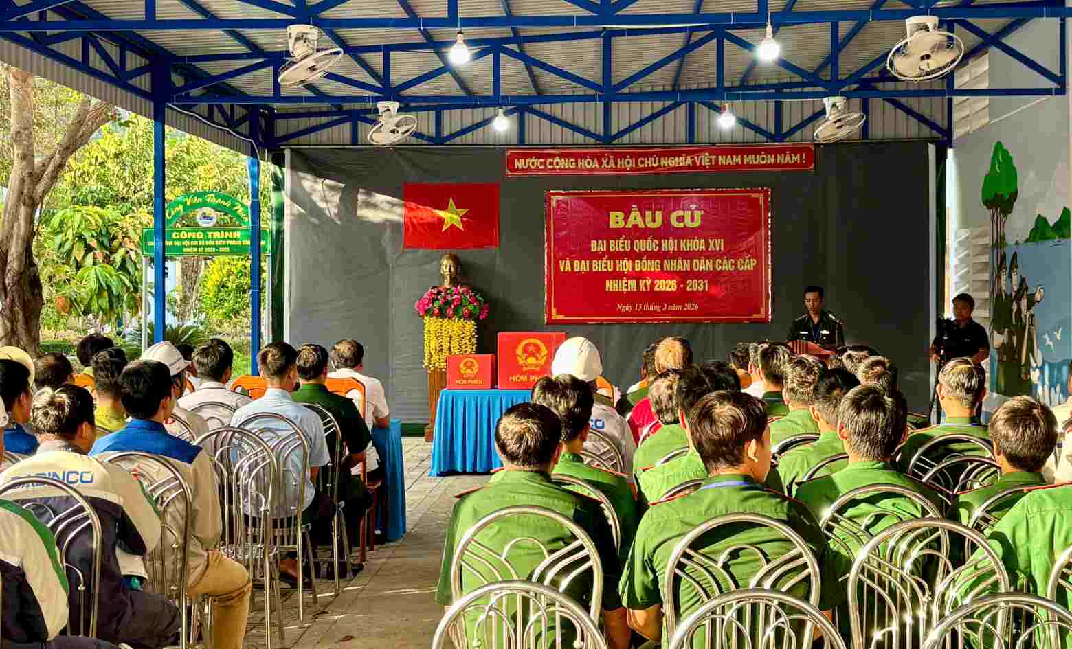 Cử tri trên cụm đảo Hòn Khoai nghe phổ biến công tác bầu cử. Ảnh: Nhật Hồ.