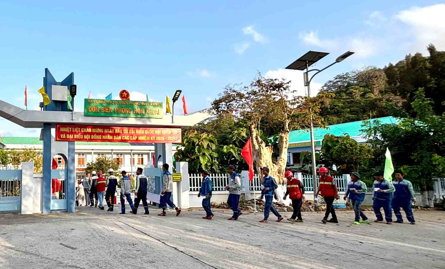 Cử tri tại cụm đảo Hòn Khoai, Cà Mau đi tham gia bầu cử. Ảnh: Nhật Hồ.