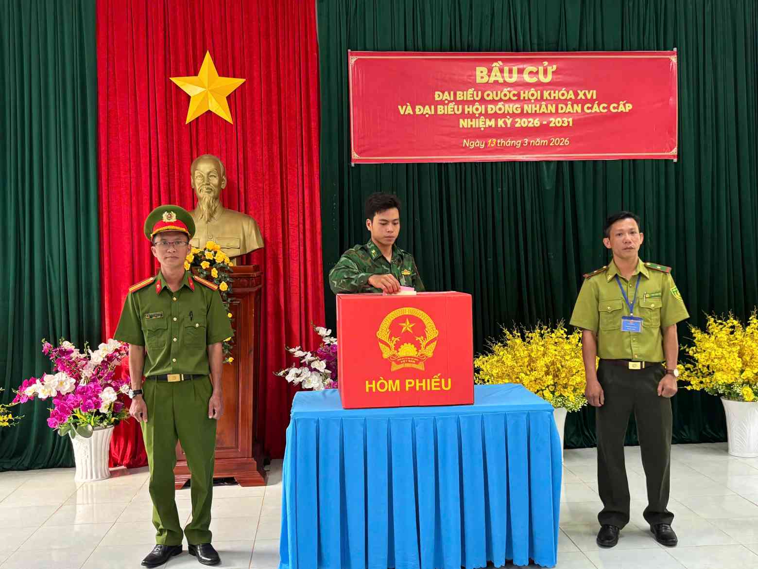 Cử tri trên cụm đảo Hòn Khoai thực hiện quyền bầu cử. Ảnh: Nhật Hồ.