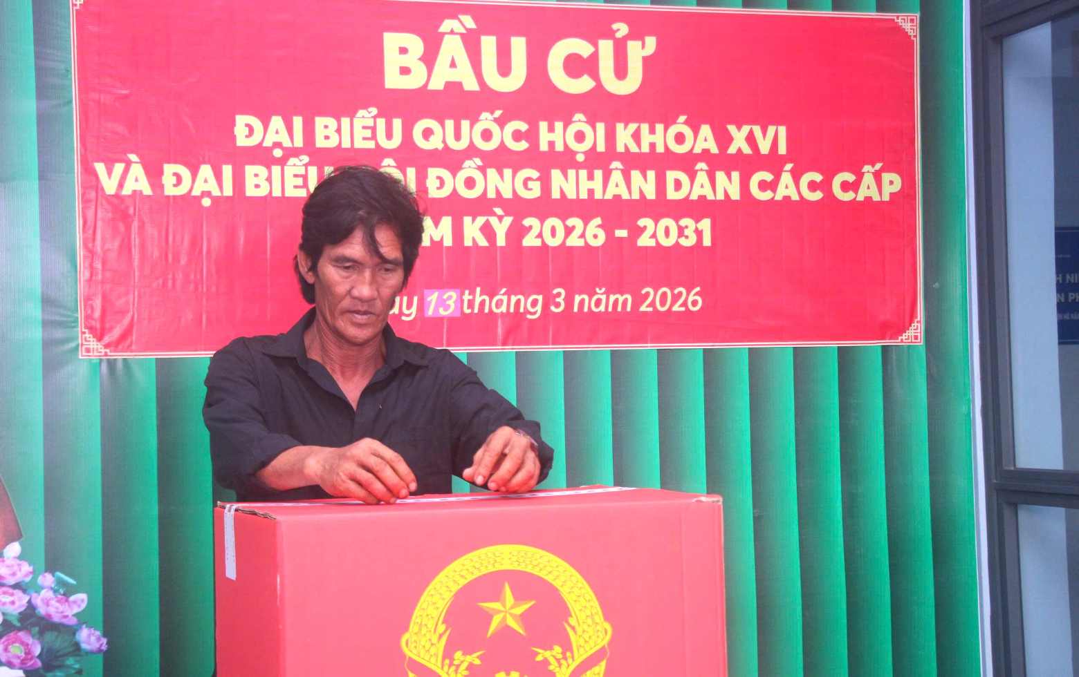 Người dân trên đảo Hòn Chuối, Cà Mau thực hiện quyền bầu cử. Ảnh: Nhật Hồ