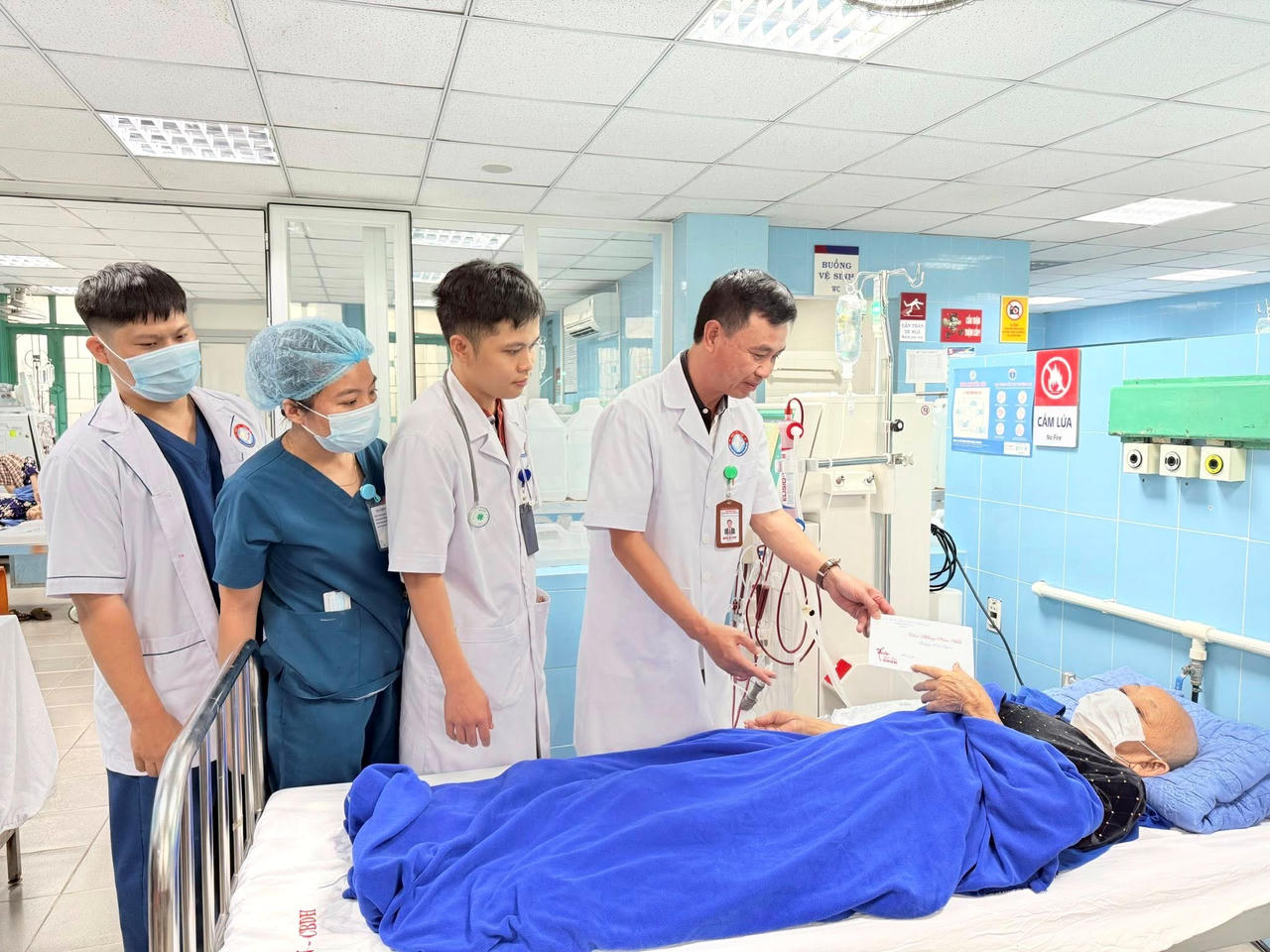 Lãnh đạo Bệnh viện Hữu nghị Việt Nam – Cu Ba Đồng Hới thăm hỏi bệnh nhân đang điều trị tại bệnh viện.