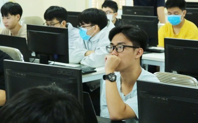 Một trong những lĩnh vực có nhiều cơ hội đạt mức thu nhập 30 triệu đồng/tháng là công nghệ thông tin với các vị trí như lập trình viên, kỹ sư phần mềm, chuyên gia dữ liệu hoặc chuyên gia an ninh mạng. Ảnh: Linh Chi