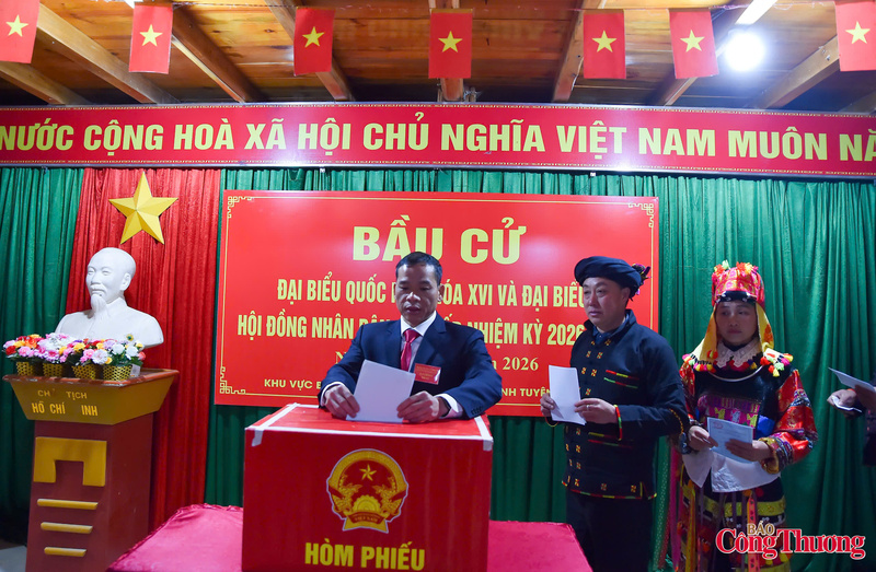 Cử tri tỉnh Tuyên Quang đi bỏ phiếu ngày 15/3 Ảnh: Nam Nguyễn