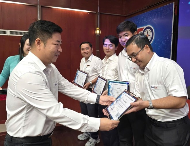 10 kỹ sư điện được cấp chứng chỉ quốc tế về kiểm tra nhiệt độ bằng camera nhiệt