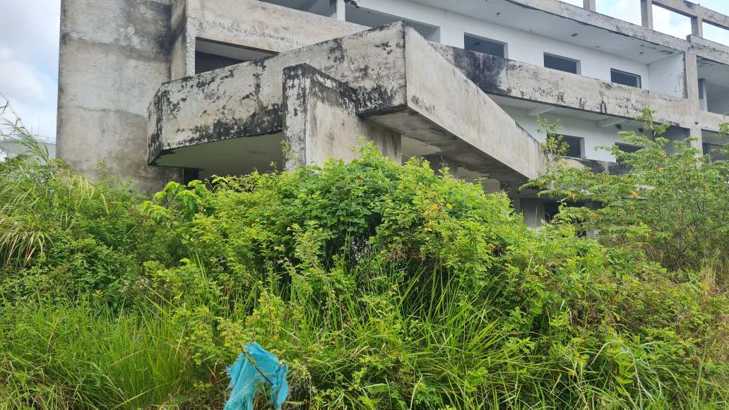 Nhà thầu xây dựng dở dang, tạm ứng vượt khối lượng rồi để đó mặc công trình phơi mưa, nắng, cỏ mọc. Ảnh: Nhật Hồ.