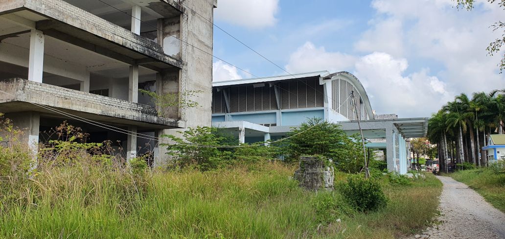 Người dân sống xung quanh khu vực cho biết Nhà thiếu nhi ngưng thi công đã rất lâu, hiện tại không có dấu hiệu làm lại. Ảnh: Nhật Hồ.