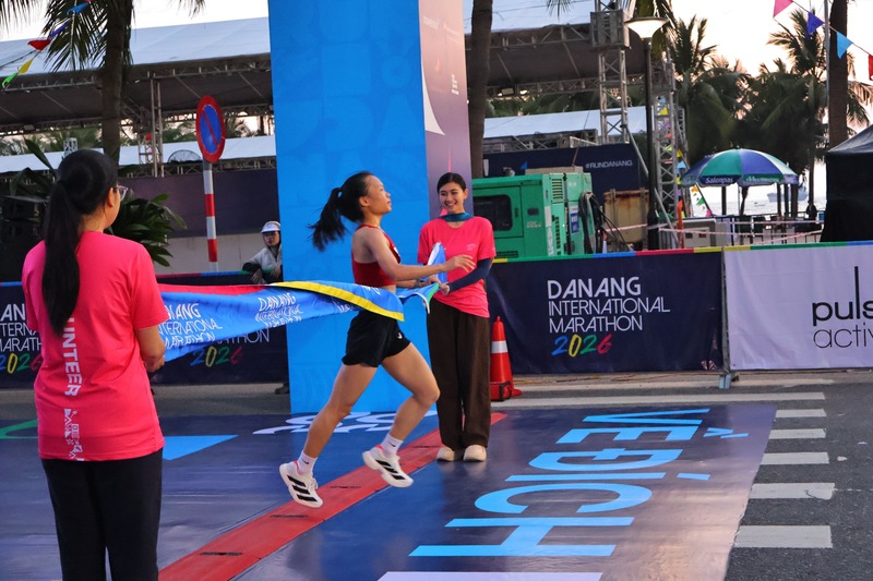 Runner Triệu Thị Bình giành vị trí nhất nữ cự ly 21km. Ảnh: Diễm Phúc