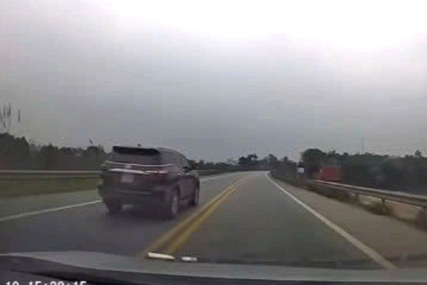 Tài xế xe biển xanh bị phạt vì lấn làn ngược chiều trên cao tốc Nội Bài - Lào Cai. Ảnh: CSGT cung cấp