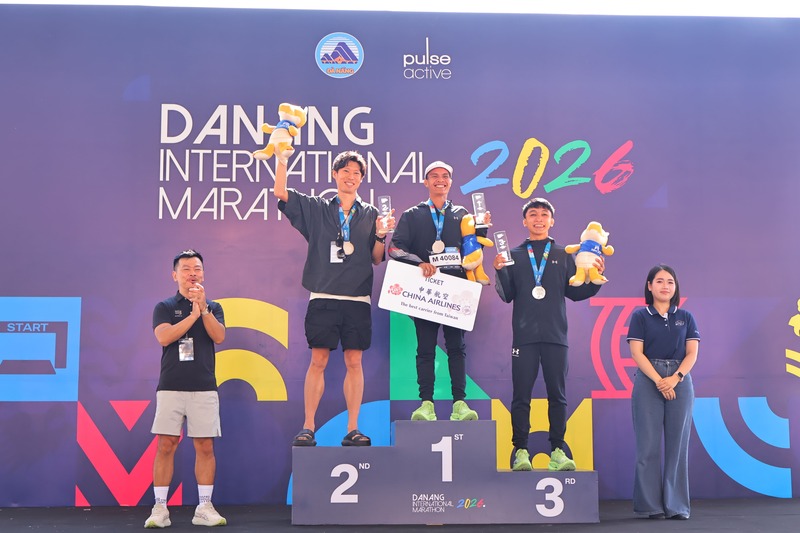 Trao giải nhất cự ly nam 42km. Ảnh: Diễm Phúc