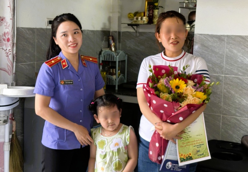 Bà L.T.M.T gửi lời cảm ơn đến VKSND khu vực 3 – Đà Nẵng đã giúp cho con gái mình được cấp giấy khai sinh, sau nhiều năm vướng thủ tục. Ảnh: T.Tráng