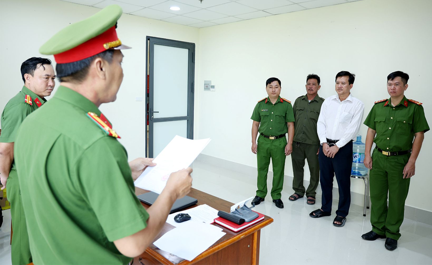 Phòng Cảnh sát kinh tế Công an tỉnh thi hành lệnh bắt bị can Đỗ Viết Dự để tạm giam về hành vi “In, phát hành, mua bán trái phép hoá đơn, chứng từ thu nộp ngân sách nhà nước”. Ảnh: Vũ Tiến