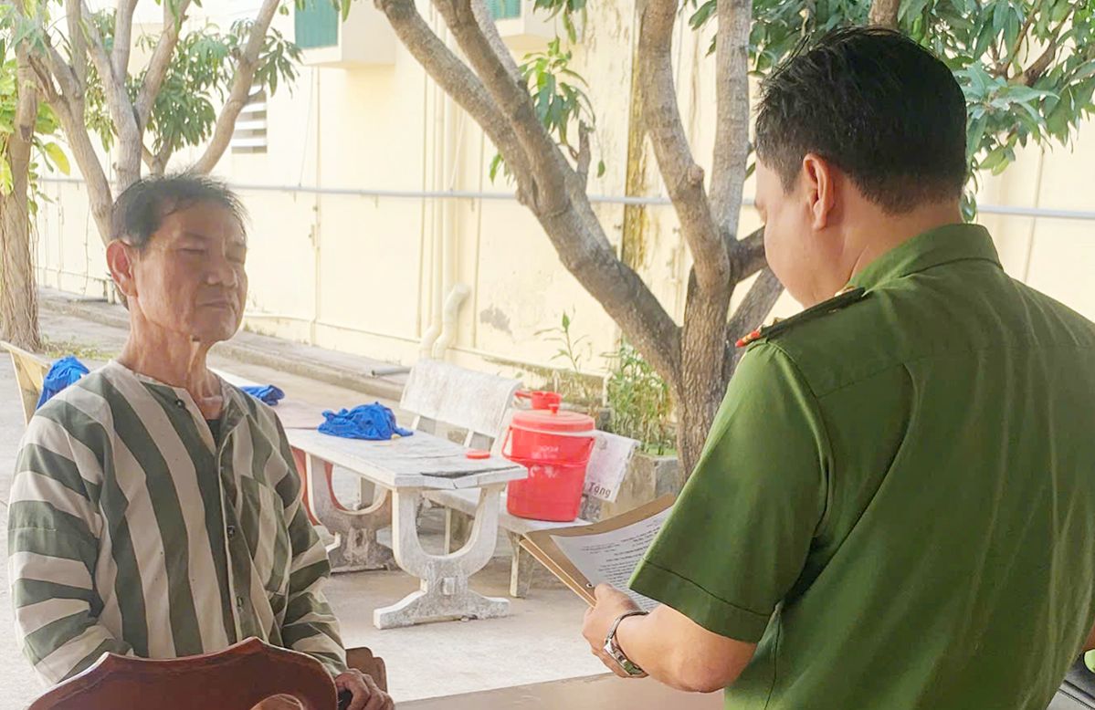 Phòng Cảnh sát kinh tế Công an tỉnh tống đạt các quyết định khởi tố vụ án, khởi tố bị can đối với Phạm Ngọc Liềm. Ảnh: Vũ Tiến