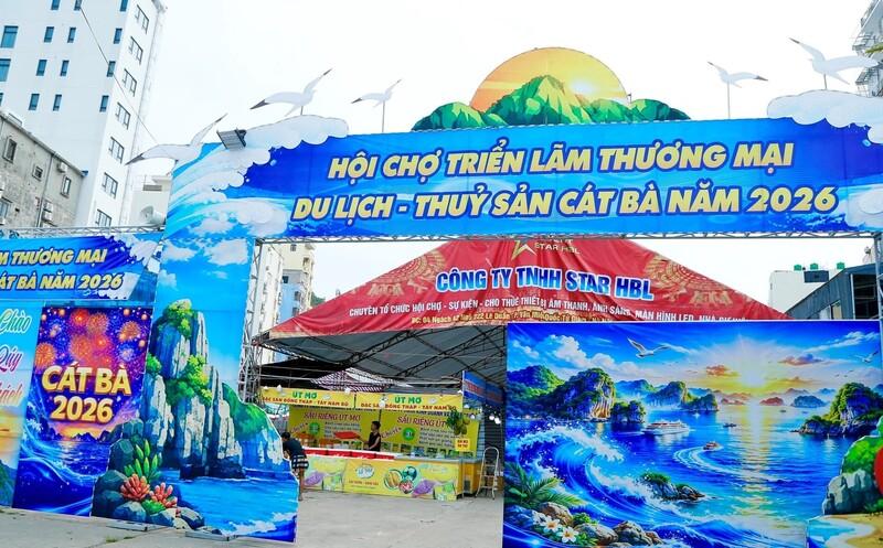 Hội chợ triển lãm thương mại, du lịch, thủy sản Cát Bà 2026 diễn ra đến hết ngày 2/4. Ảnh: Hoàng Phước