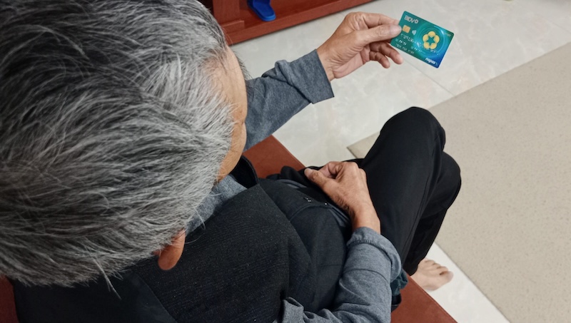 Người dân sẽ nhận được lương hưu, trợ cấp BHXH hàng tháng qua tài khoản ngân hàng cá nhân tại BHXH khu vực chậm nhất ngày mùng 5 hàng tháng. Ảnh: Đức Anh