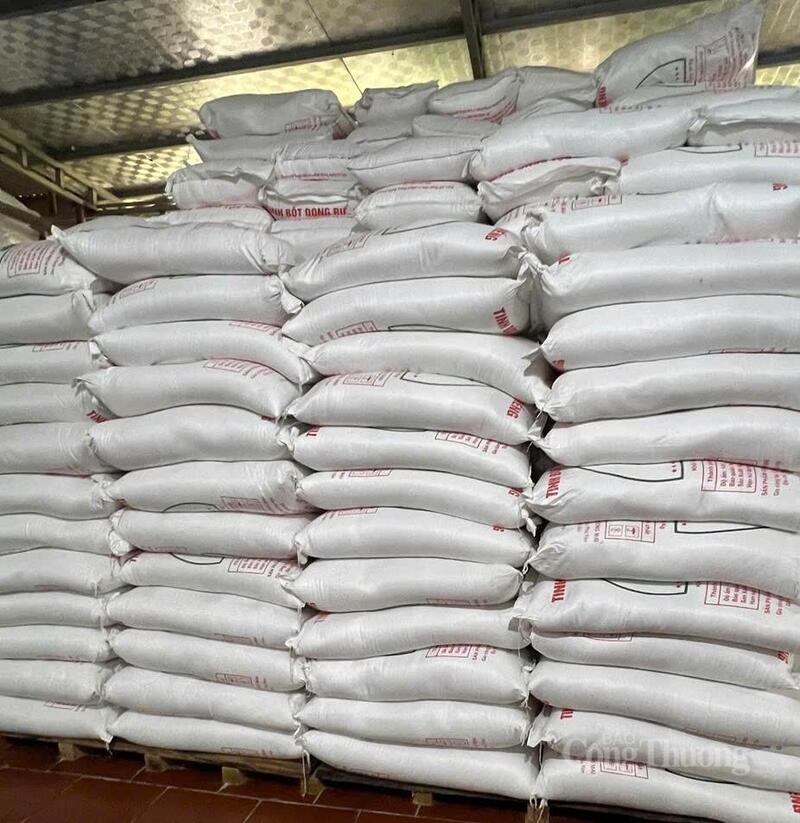 Nguyên liệu bột dong được đóng bao, bảo quản cẩn thận tại cơ sở sản xuất, phục vụ quy trình chế biến miến làng So. Ảnh: Lê Hà