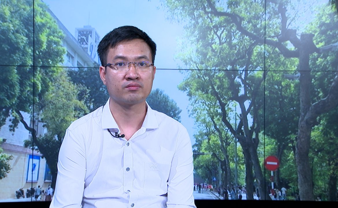 Tiến sĩ Trương Bá Kiên cho biết trong thời kỳ chuyển mùa, các khối không khí khác nhau về bản chất xung đột với nhau có thể gây ra các hiện tượng nguy hiểm. Ảnh: Vũ Linh