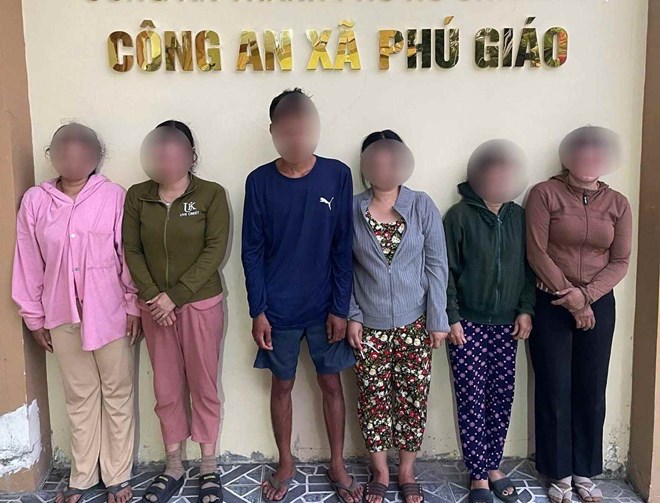 Tạm giữ nhiều phụ nữ đánh bài thắng thua bằng tiền ở TPHCM