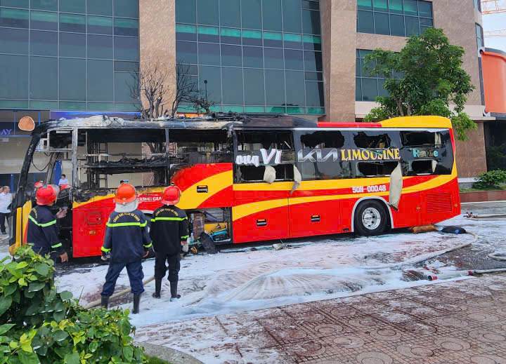 Lực lượng chức năng có mặt để dập đám cháy thành công. Ảnh: Thu Huyền
