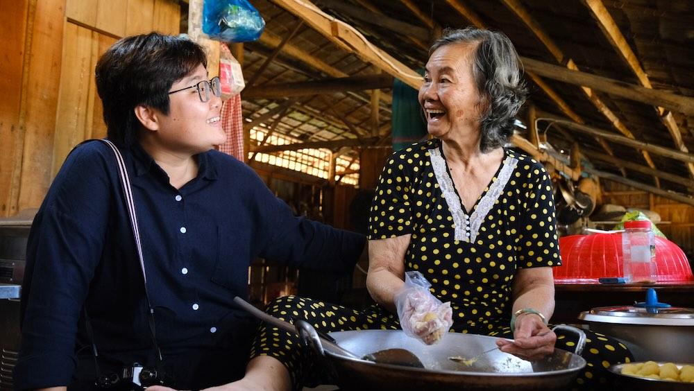 Mỗi ngày, trong gian bếp với đủ thứ đồ nghề, bà Xiếu vẫn miệt mài làm bánh. Ảnh: Phong Linh.