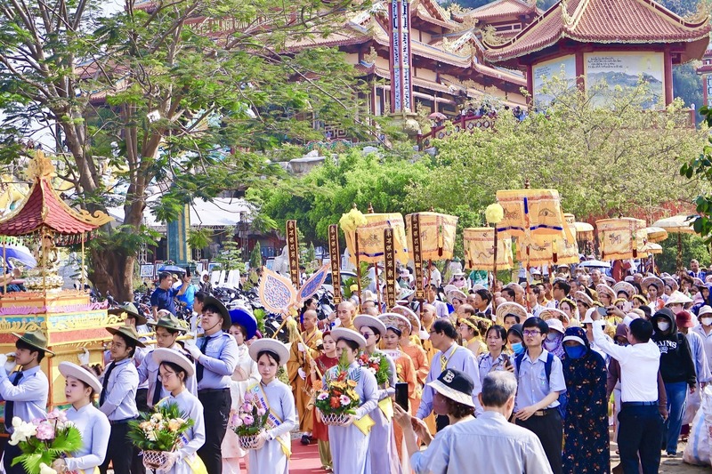 Lễ hóa trang Bồ Tát Quán Thế Âm thực hiện song hành với nghi lễ rước tôn tượng Đức Bồ Tát Quán Thế Âm được người dân và du khách mong chờ nhất. Ảnh: Diễm Phúc