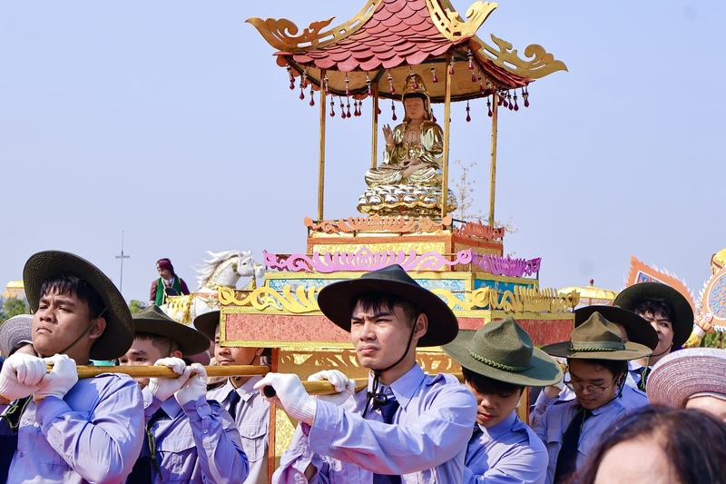 Lễ rước Tôn tượng Đức Bồ Tát Quán Thế Âm đầy trang nghiêm. Ảnh: Diễm Phúc