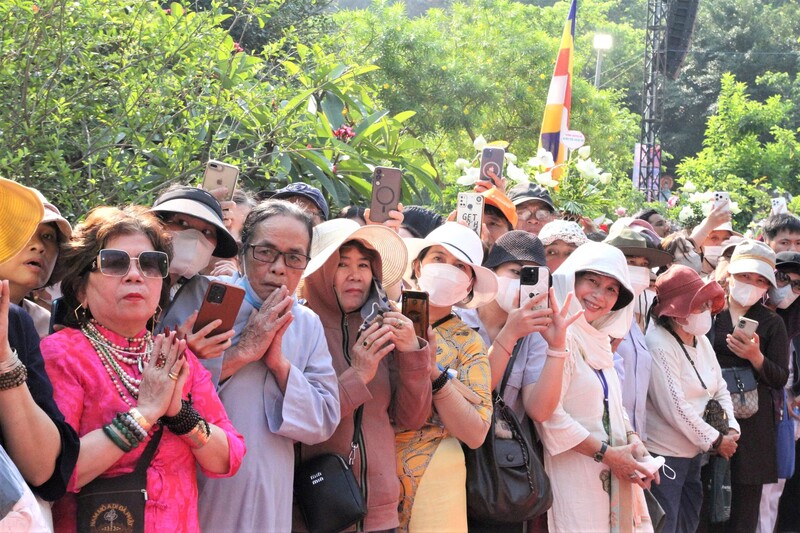 Người dân và du khách thành kính chiêm bái Đức Quán Thế Âm, cầu nguyện cho gia đình bình an, hạnh phúc. Ảnh: Diễm Phúc