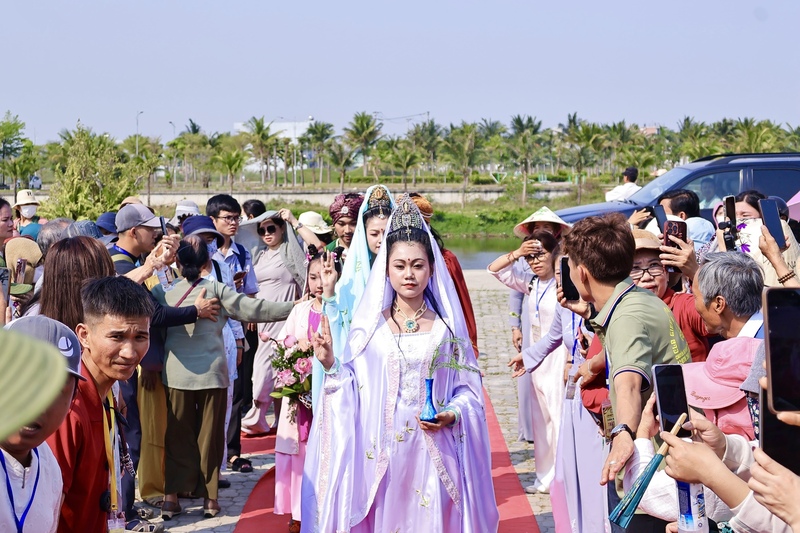 Lễ hội Quán Thế Âm gắn liền với di tích quốc gia đặc biệt - Di tích Danh thắng Ngũ Hành Sơn, là sự kết tinh những giá trị văn hóa Phật giáo với văn hóa truyền thống của dân tộc dân tộc Việt Nam. Ảnh: Diễm Phúc