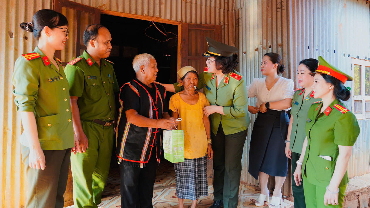 Phụ nữ Công an nhân dân tổ chức nhiều hoạt động đồng hành cùng phụ nữ biên cương