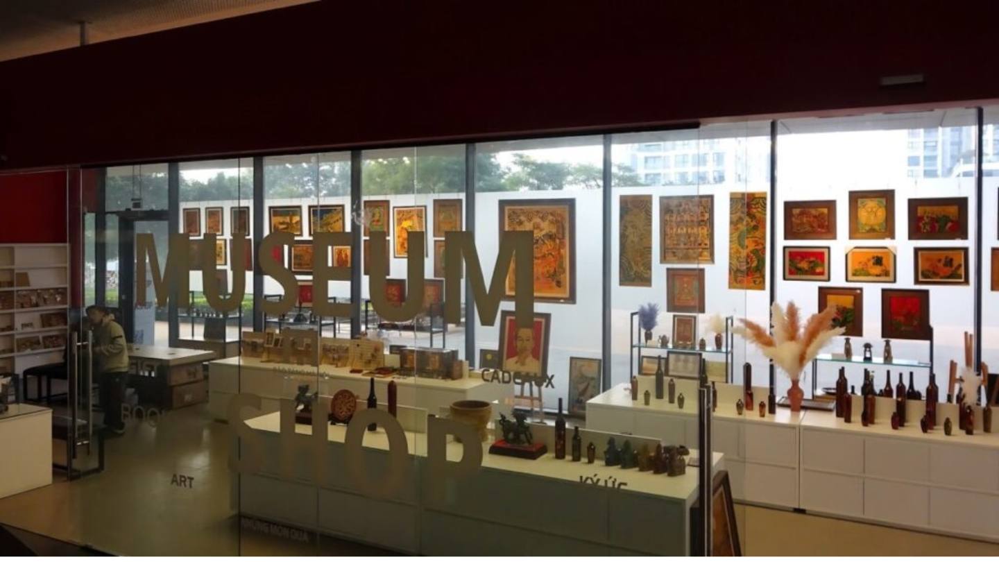 Không gian tầng 1 là nơi bày bán đa dạng các sản phẩm quà lưu niệm, đồ thủ công mỹ nghệ tinh xảo mang đậm nét văn hóa Việt Nam.