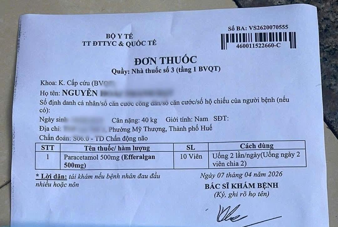 Đơn thuốc và chẩn đoán của bác sĩ do mẹ học sinh cung cấp. Ảnh: Phúc Đạt.