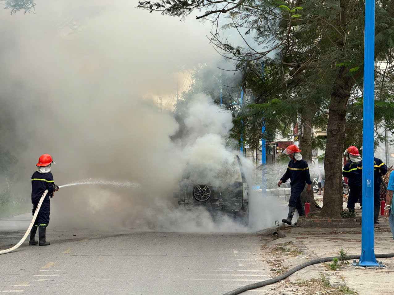 Kịp thời dập lửa vụ cháy ô tô tại phường Hải Dương. Ảnh: Người dân