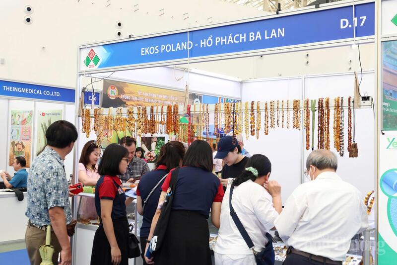 Gian hàng Hổ Phách - Ba Lan thu hút đông đảo khách tham mua sắm. Ảnh: Minh Hương