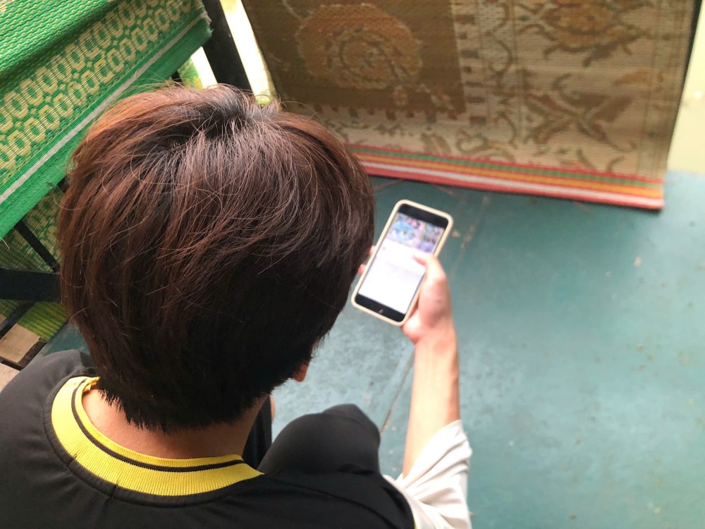 Anh Huy tranh thủ tìm việc làm bán thời gian để có thêm thu nhập lo cho gia đình. Ảnh: NVCC