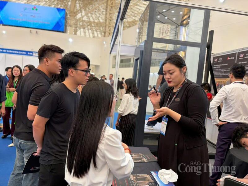 Đây cũng là không gian kết nối trực tiếp giữa doanh nghiệp Việt Nam với các nhà nhập khẩu, nhà phân phối và nhà đầu tư quốc tế, mở ra nhiều cơ hội hợp tác thực chất. Ảnh: Minh Hương