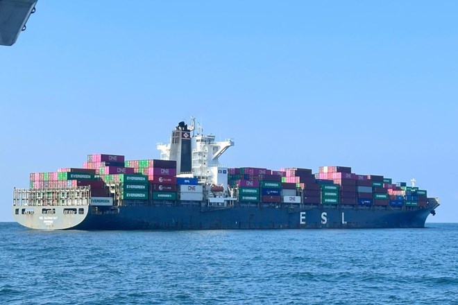 Hỗ trợ đưa thuyền viên nước ngoài gặp nạn vào bờ cấp cứu