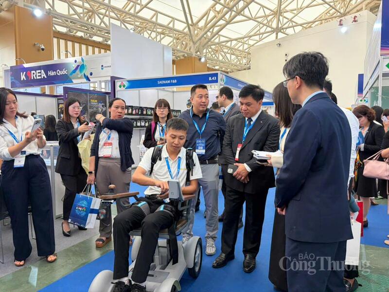 Khách hàng trải nghiệm nhiều sản phẩm  công nghệ mới, độc đáo tại hội chợ. Ảnh: Minh Hương