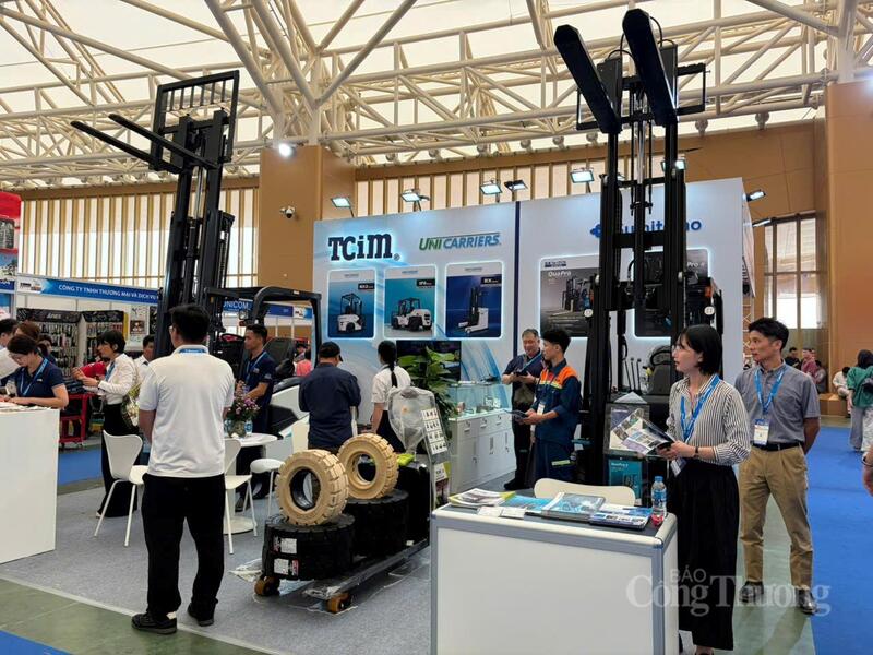 Theo ông Lê Hoàng Tài - Phó Cục trưởng Cục Xúc tiến thương mại - Bộ Công Thương, điểm đáng chú ý là cơ cấu ngành hàng tại hội chợ năm nay tập trung vào các lĩnh vực có giá trị gia tăng cao như công nghiệp hỗ trợ, dệt may, da giày, thiết bị công nghiệp, ngũ kim và tiêu dùng thông minh. Ảnh: Minh Hương