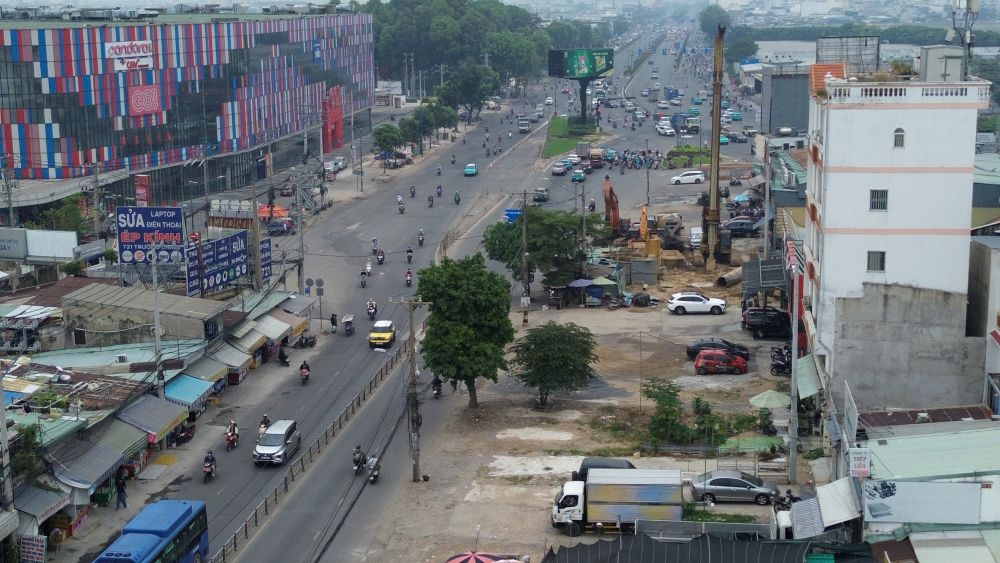 Máy móc được tập kết dọc tuyến đường Trường Chinh để chuẩn bị thi công ga ngầm S10. Ảnh: Anh Tú