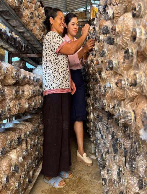 Cán bộ tín dụng chính sách ở Lâm Đôn luôn tận tâm , bền bỉ giúp dân sử dụng vốn ưu đãi của Nhà nước đúng mục đích , đạt hiệu quả.