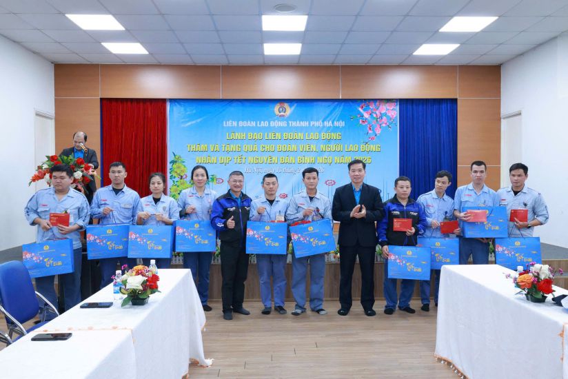 Liên đoàn Lao động TP Hà Nội thăm và trao trợ cấp cho công nhân có hoàn cảnh khó khăn dịp Tết Bính Ngọ 2026 tại Công ty TNHH sản xuất phụ tùng Yamaha Motor Việt Nam. Ảnh: Công đoàn Công ty cung cấp