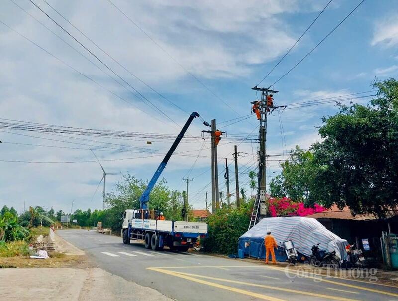 Thi công nâng công suất trạm biến áp, góp phần bảo đảm cung cấp điện ổn định cho khu vực sản xuất nông nghiệp.