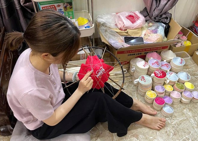 Lao động trẻ làm mới sản phẩm làng nghề