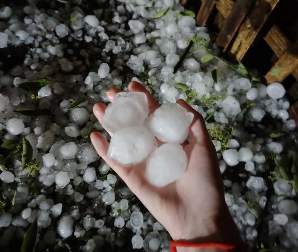 Nhiều viên đá có đường kính 5-7cm 