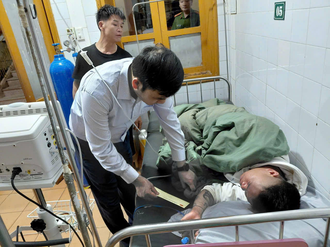 Lãnh đạo xã Bắc Hà trực tiếp xuống cơ sở kiểm tra, nắm tình hình thiệt hại tại các khu vực bị ảnh hưởng, đồng thời thăm hỏi, động viên các nạn nhân