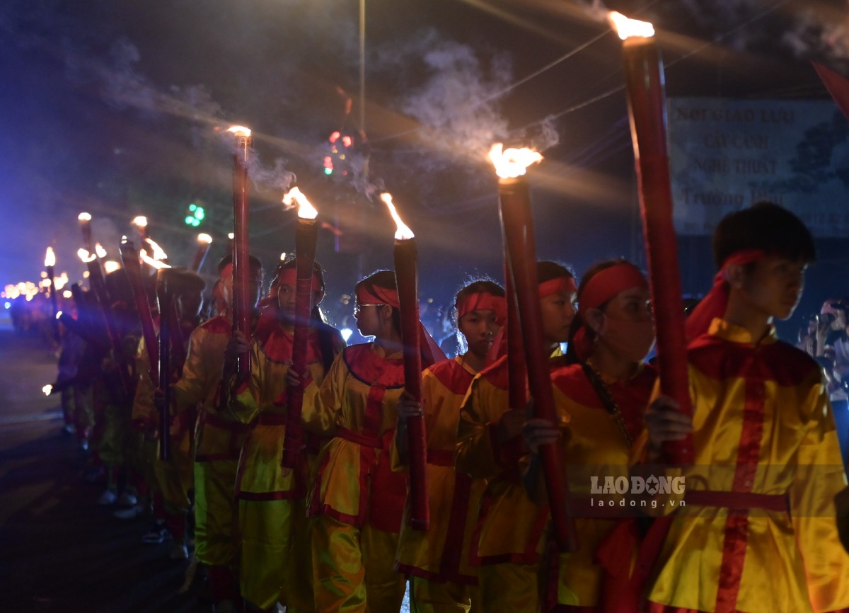 Đoàn rước đuốc xuất phát từ Phủ Chính Tiên Hương, qua Lăng Thánh Mẫu Liễu Hạnh, tiếp đó rẽ vào đường uốn lượn ven núi, qua chùa Tiên Hương, vòng qua Phủ Công Đồng, rồi về lại Phủ Chính Tiên Hương.