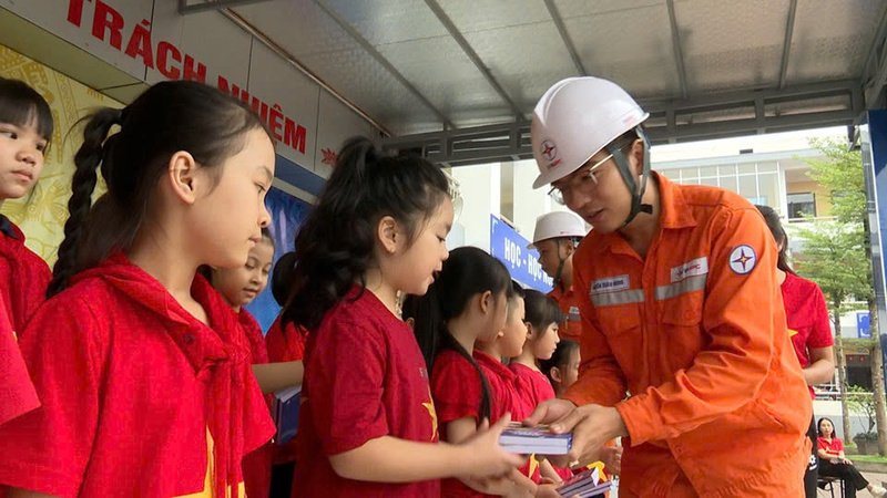 Nhân viên Điện lực Yên Bái trao tặng những cuốn sách “Bí mật Quả cầu Tím” tới tay các em học sinh, góp phần hình thành thói quen sử dụng điện văn minh ngay từ lứa tuổi tiểu học.