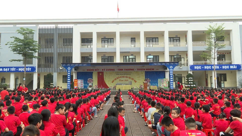 Toàn cảnh chương trình tuyên truyền tiết kiệm điện gắn với hưởng ứng Ngày Sách và Văn hóa đọc Việt Nam tại Trường Tiểu học Nguyễn Thái Học, thu hút hơn 1.200 học sinh tham gia.